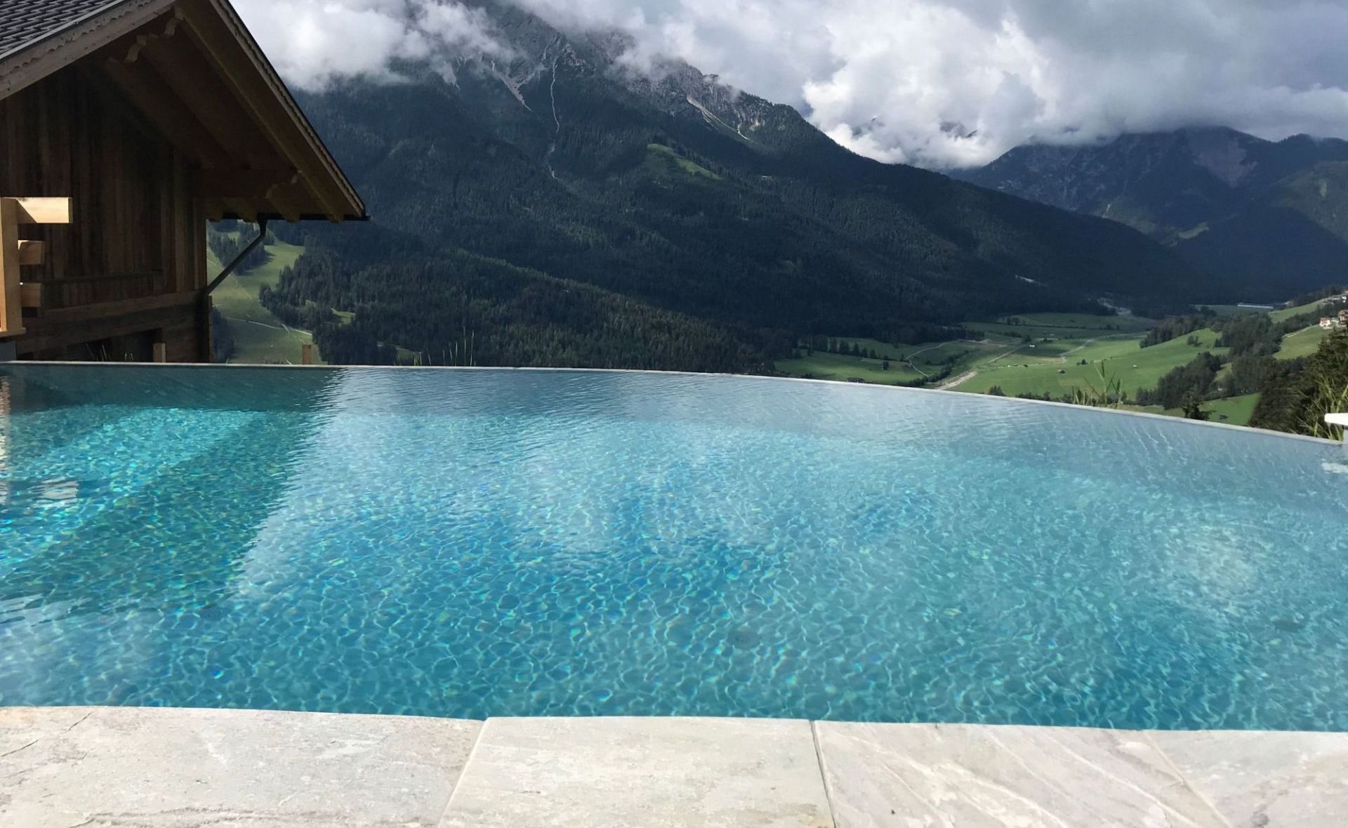 Ein Infinity Pool in Südtirol