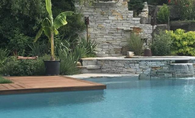 Ein Naturpool mit einem Wasserfall und einem Whirlpool