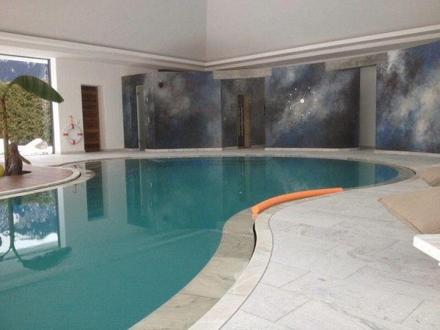 Ein Überlaufbecken mit Silberquarzit