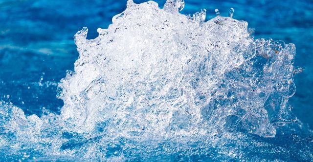 Glasklares Wasser spritzt auf