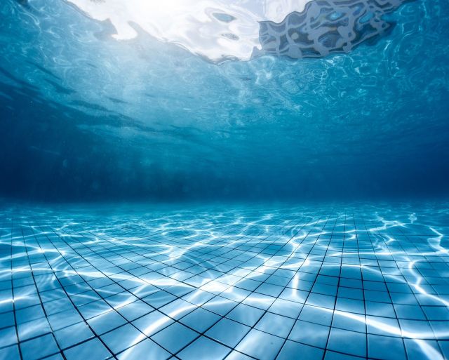 Unterwasseraufnahme eines Pools